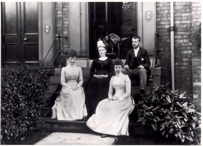 Familiengruppe auf den Stufen von 43 Reginald Terrace, Leeds, ca. 1889 von English Photographer